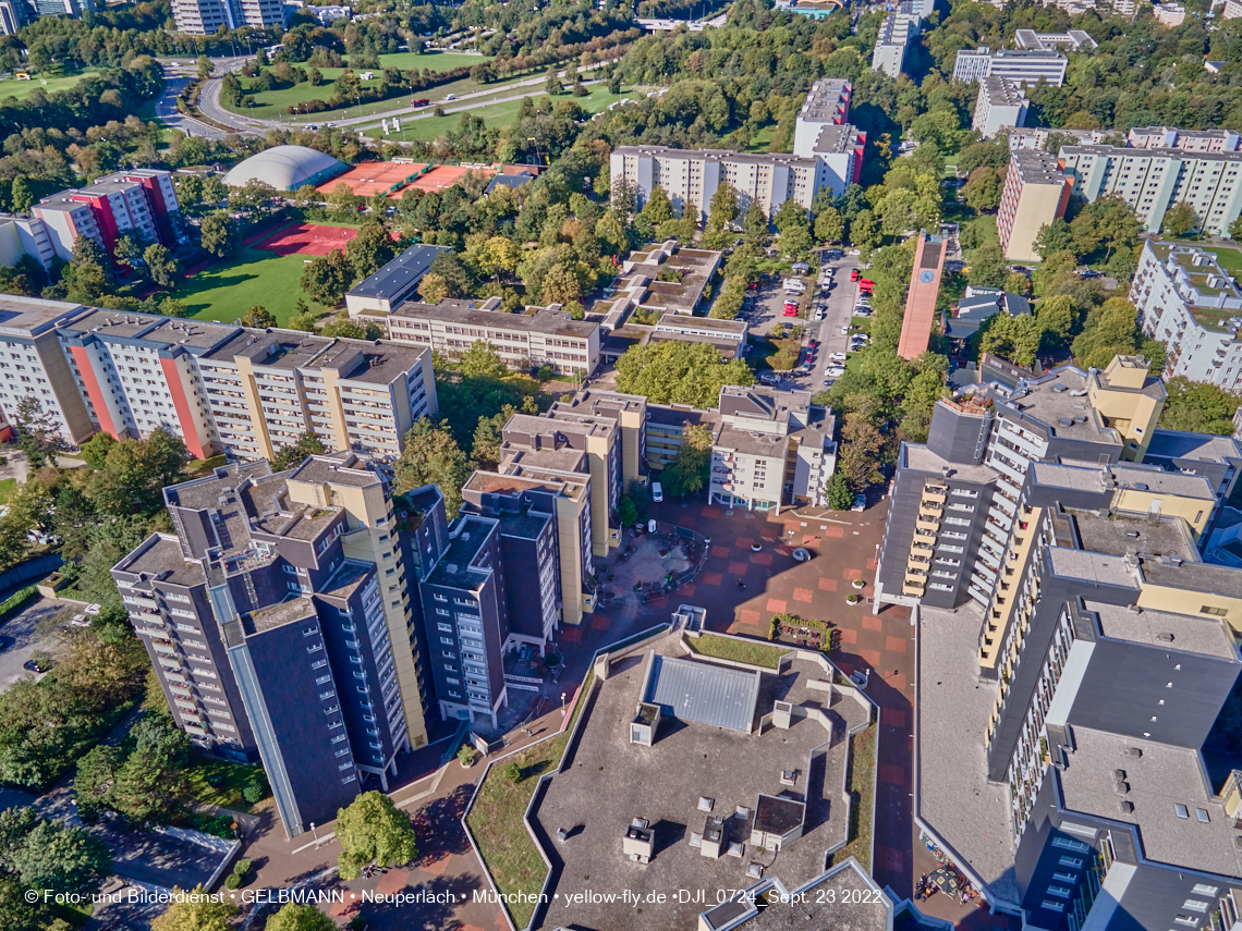 23.09.2022 - Karl-Marx-Ring 53-53c und Studentenwohnheim und Marx-Zentrum in Neuperlach